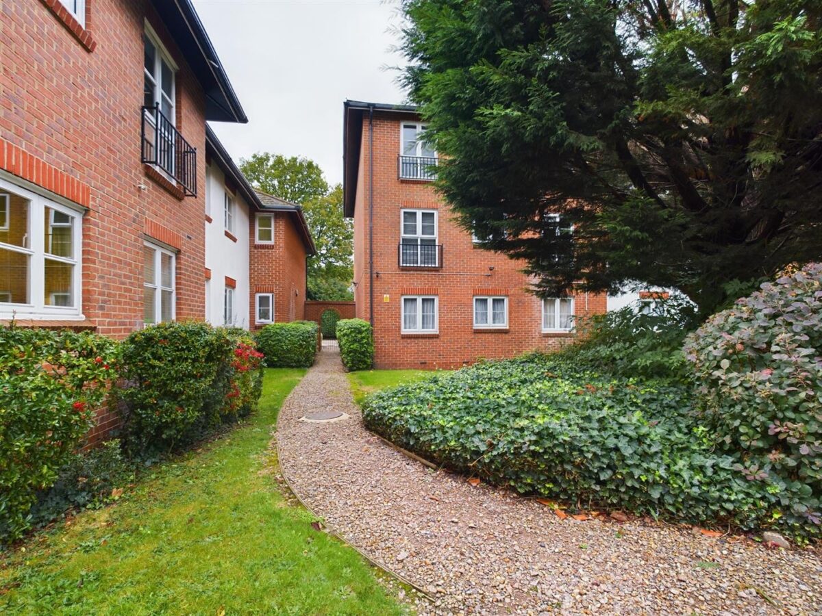 Henry Close, Enfield