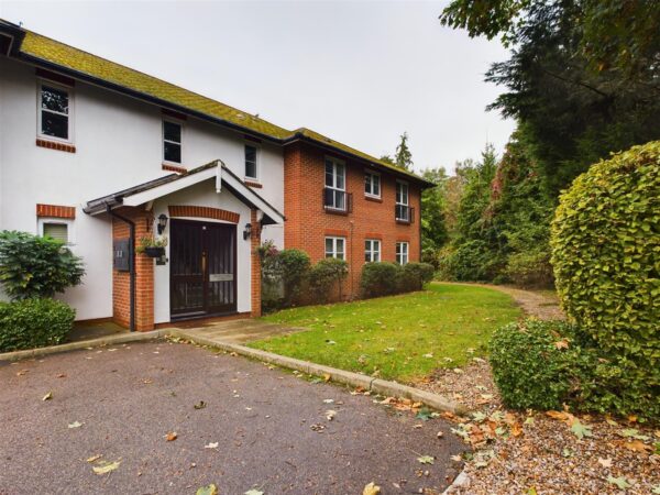 Henry Close, Enfield
