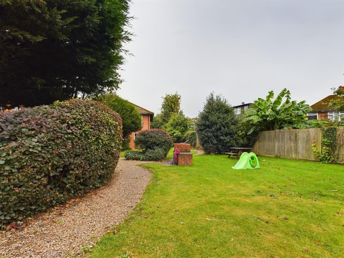 Henry Close, Enfield
