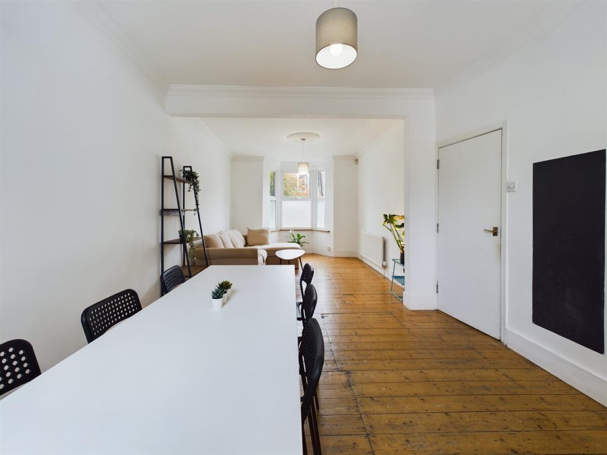 Roslyn Road, London